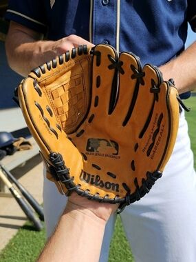 Wilson A2481 MLB Series 11" Baseball Glove Leather RHT Tan Black Basket Web